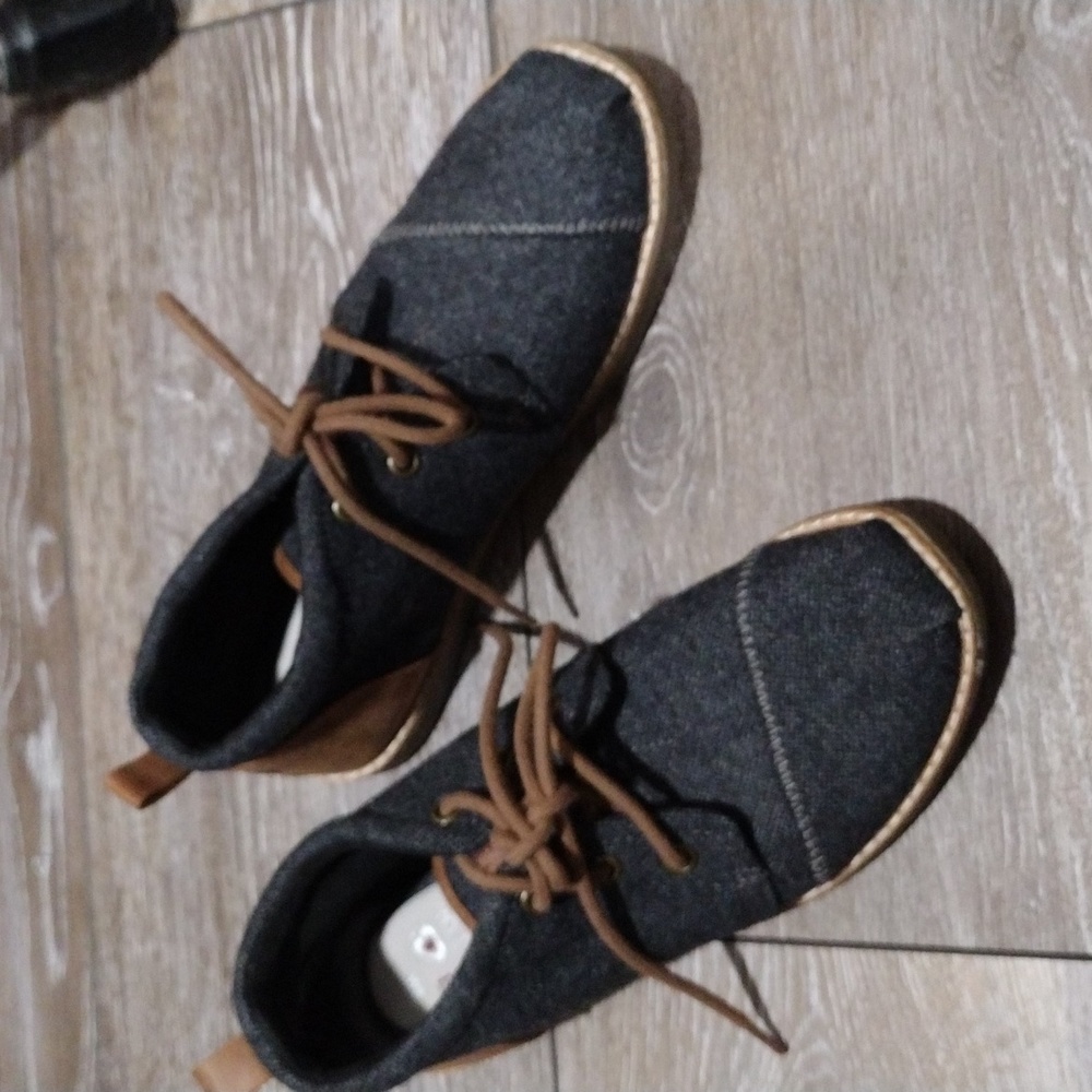 Bobs from Skechers gray chukka boots w brown accents. Mint condition. Size 6